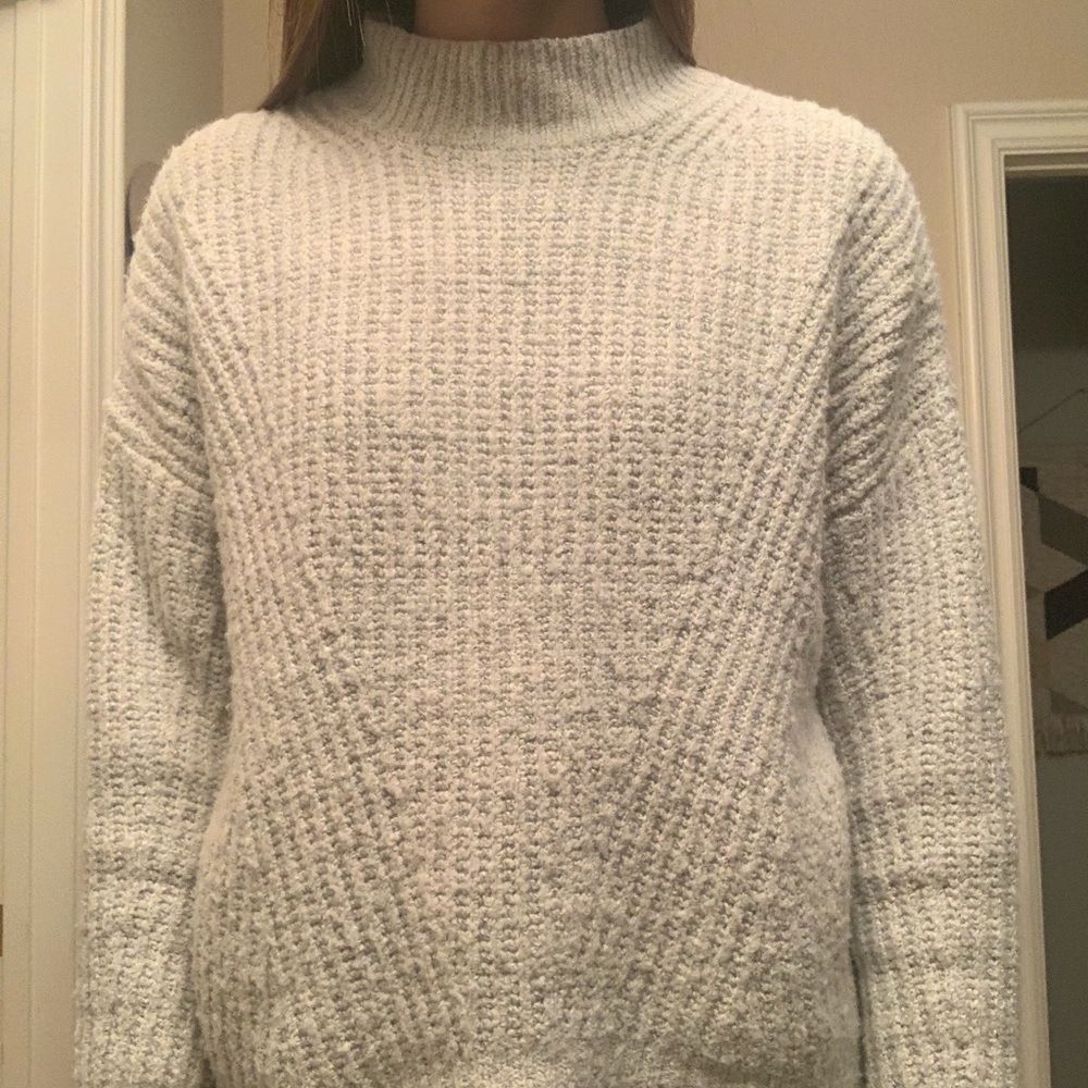 Light crew knitted sweater.